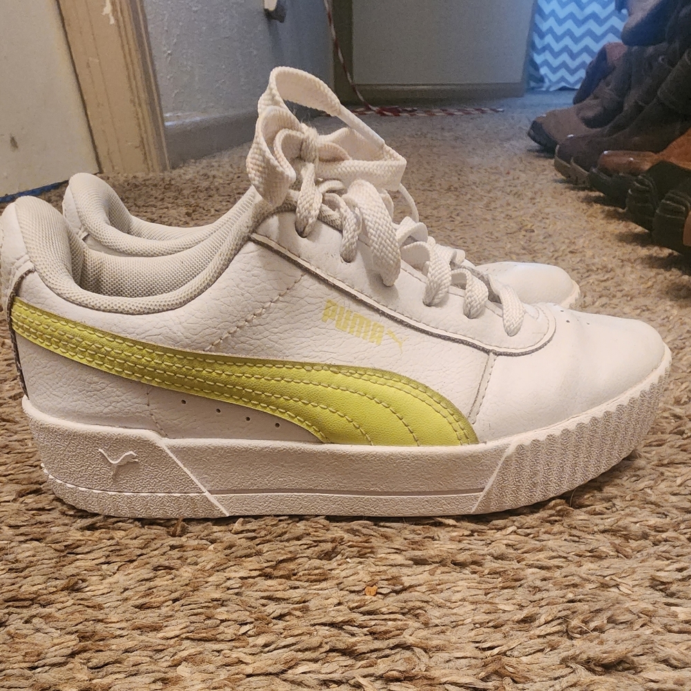 Fila Puma tennis shoes whit wit yellow detail